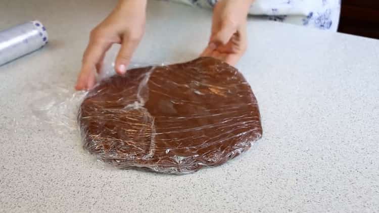 Um einen Kuchen mit Hüttenkäse im Ofen zuzubereiten, legen Sie den Teig in eine Folie