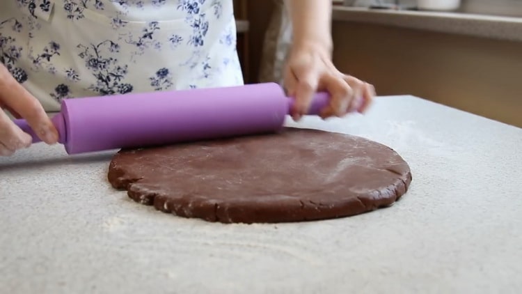 Den Teig ausrollen, um einen Kuchen mit Hüttenkäse im Ofen zuzubereiten