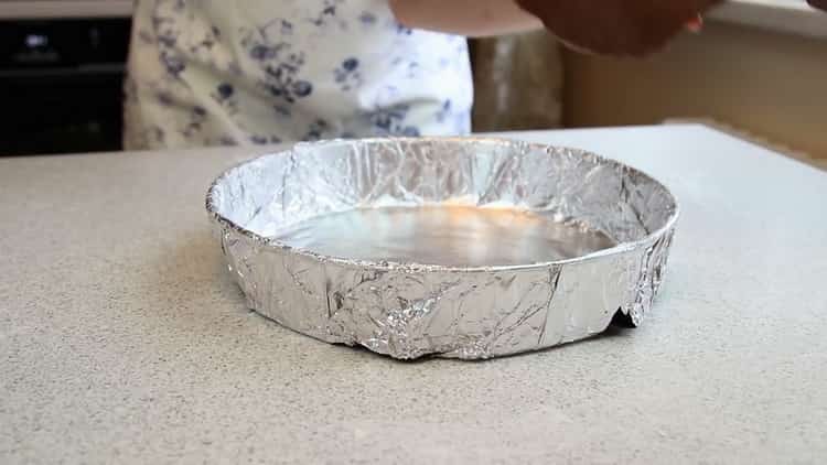 Um einen Kuchen mit Hüttenkäse im Ofen zu backen, bereiten Sie eine Form vor