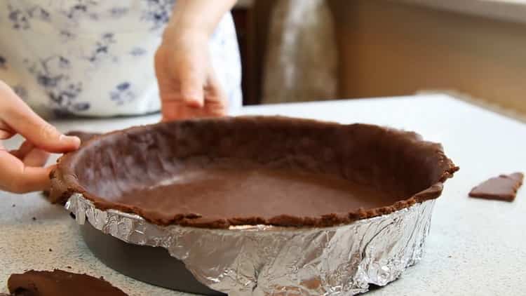 Um einen Kuchen mit Hüttenkäse im Ofen zuzubereiten, geben Sie den Teig in die Form