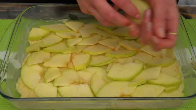 Um eine Torte mit Hüttenkäse und Äpfeln zuzubereiten, bereiten Sie eine Form vor