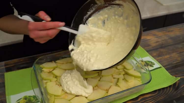 Για να κάνετε πίτα με τυρί cottage και μήλα, προθερμαίνετε το φούρνο