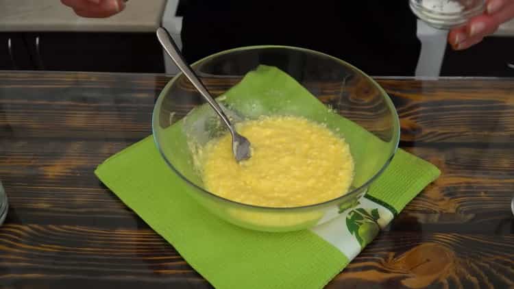 Norėdami pagaminti pyragą su varškės sūriu ir obuoliais, sumaišykite ingredientus
