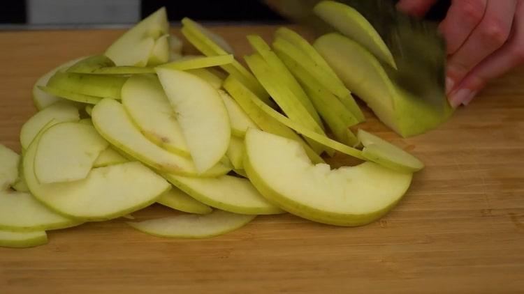 Um eine Torte mit Hüttenkäse und Äpfeln zuzubereiten, schneiden Sie die Äpfel