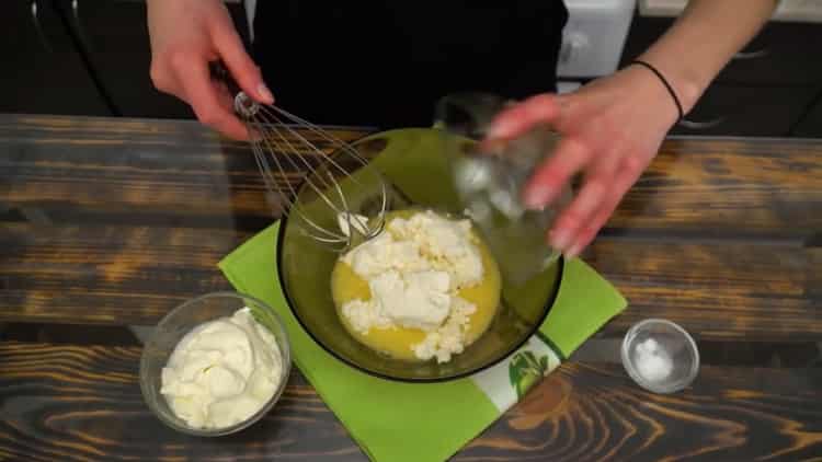 Bereiten Sie die Füllung vor, um einen Kuchen mit Hüttenkäse und Äpfeln zuzubereiten