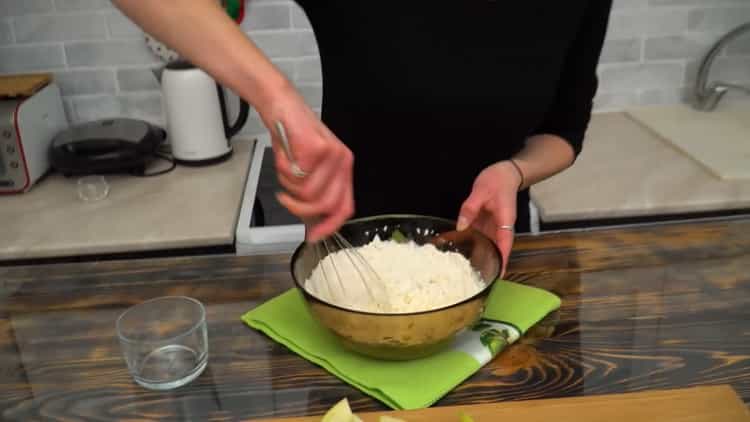 Um einen Kuchen mit Hüttenkäse und Äpfeln zuzubereiten, mischen Sie die Zutaten für die Zubereitung der Füllung