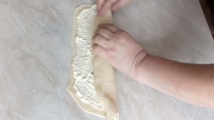 Élesztőtésztából túrós pite elkészítéséhez tekercseljen egy tekercset