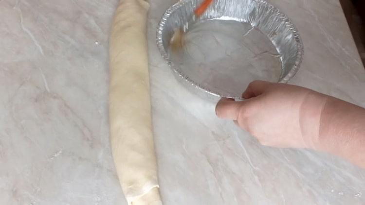 Per preparare una torta con ricotta dall'impasto del lievito, preparare un modulo