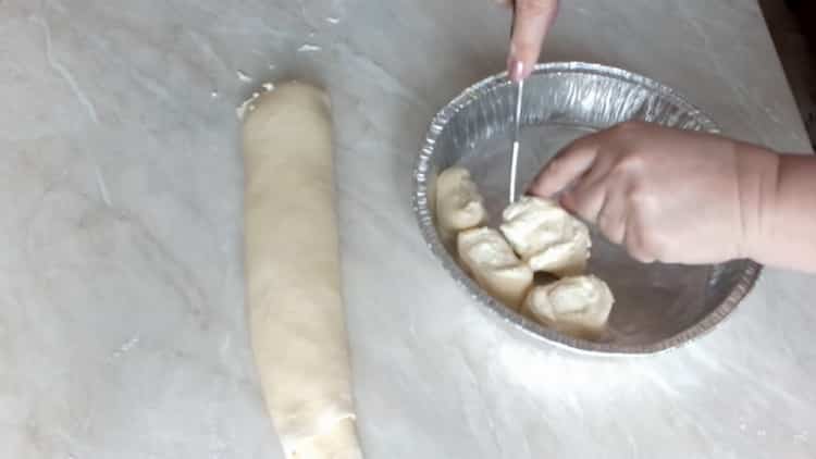 За да приготвите пай с извара от тесто с мая, поставете във формата на заготовката