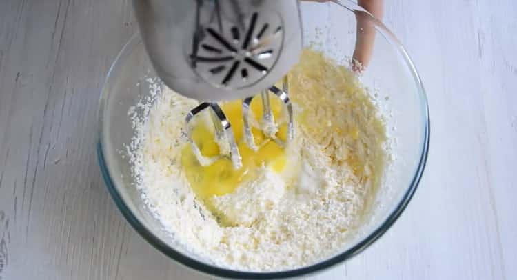 Um Pflaumenkuchen zuzubereiten, mischen Sie die Zutaten für den Teig.