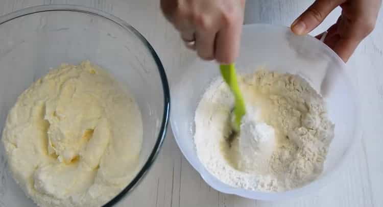 Setacciare la farina per fare le torte di prugne