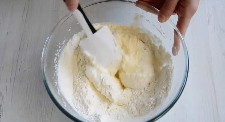 Um Pflaumenkuchen zuzubereiten, kneten Sie den Teig