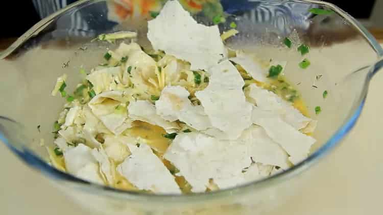 Zerrissener Lavashkuchen mit Käse und Kräutern - ein köstliches, bewährtes Rezept