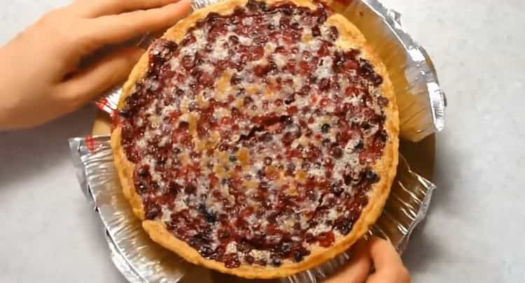 Ang masarap na lingonberry pie ay handa na