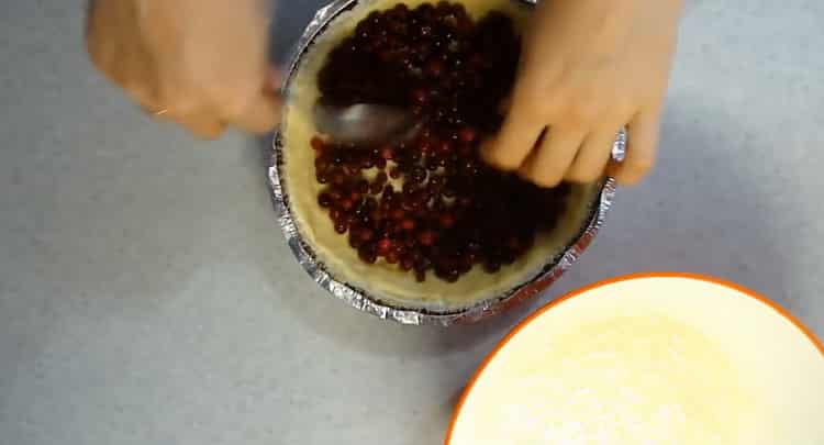 Per fare una torta cowberry, adagiare le bacche sull'impasto