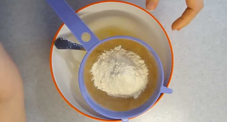 Siirrä jauhoja, jotta voit tehdä mansikkapiirakkaa