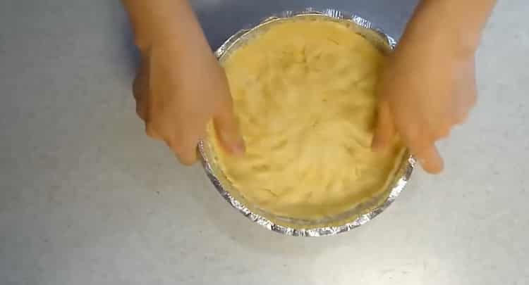 Norėdami pasidaryti braškių pyragą, tešlą supilkite į formą