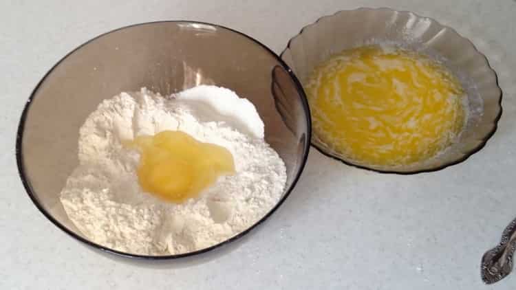 За да направите пилешки пай, смесете съставките за тестото.