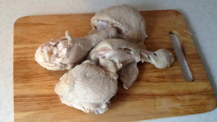 Keitä lihaa kana-piirakan valmistamiseksi