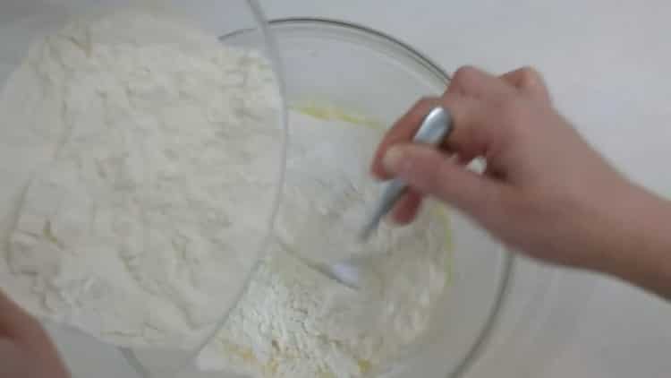 Setacciare la farina per fare torte con semi di papavero