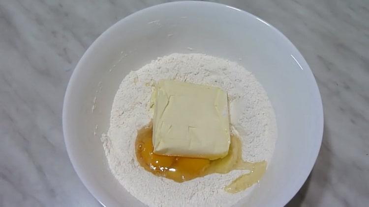 Um Marmeladenkuchen zu machen, mischen Sie die Zutaten