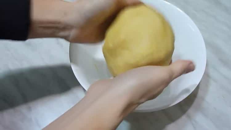 Per fare una marmellata, impastare la pasta