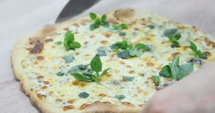Lernen, wie man leckere Pizza mit 4 Käsesorten kocht