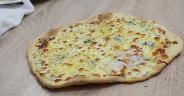 За да направите 4 пица със сирене, предварително загрейте фурната