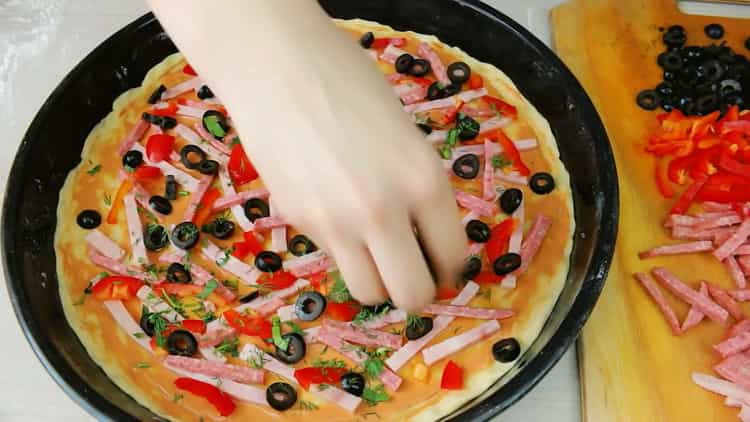 За да направите пица без мая, поставете пълнежа върху тестото.