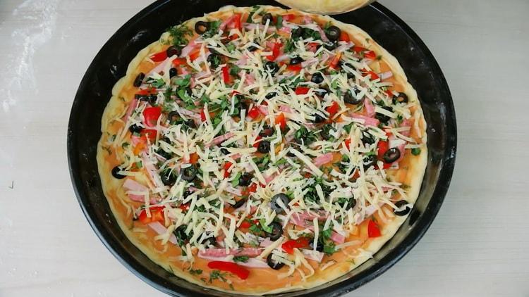 За да направите пица без мая, сложете сиренето върху тестото