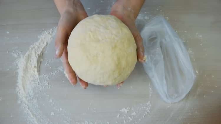 Élesztő nélküli pizza készítéséhez tegye a tésztát egy zsákba
