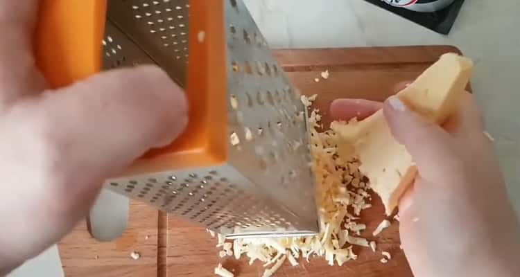 Käse reiben, um Pizza ohne Teig zu machen