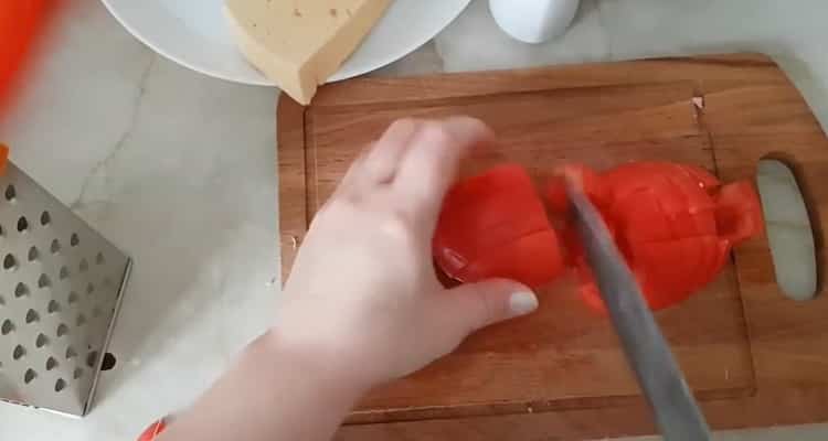 Per fare la pizza senza pasta, tritare i pomodori