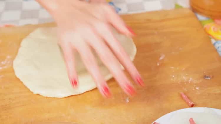 Разточете тестото, за да направите пица в микровълновата