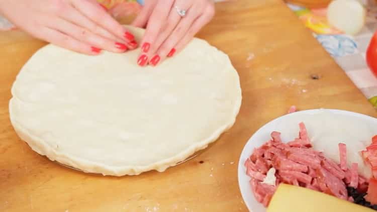 Поставете тестото на масата, за да готвите пица в микровълновата