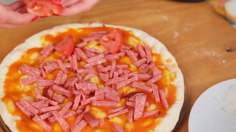 Um Pizza in der Mikrowelle zuzubereiten, geben Sie die Eolbasu-Sauce darauf.