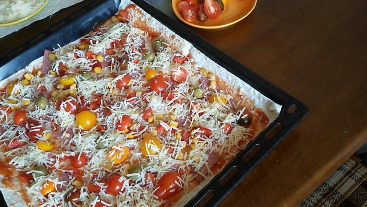 Zum Zubereiten von Lavash-Pizza im Ofen den Ofen einschalten