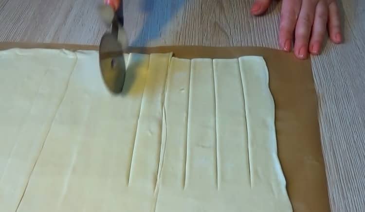 За да направите пица с бутер тесто, нарежете ивици