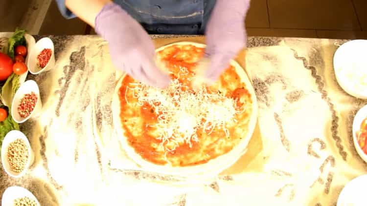 За да направите карбонара пица, настържете сирене