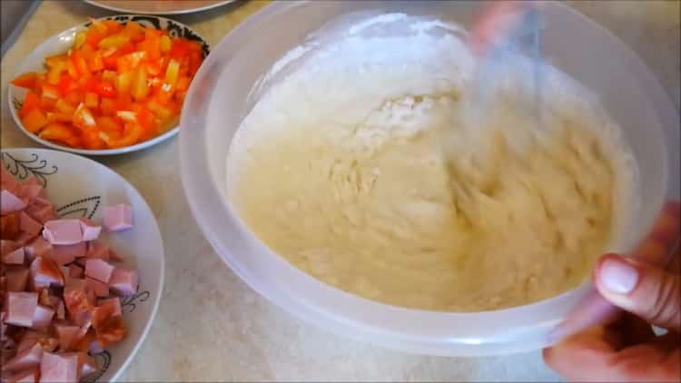 Szitáljuk a lisztet egy tésztába.