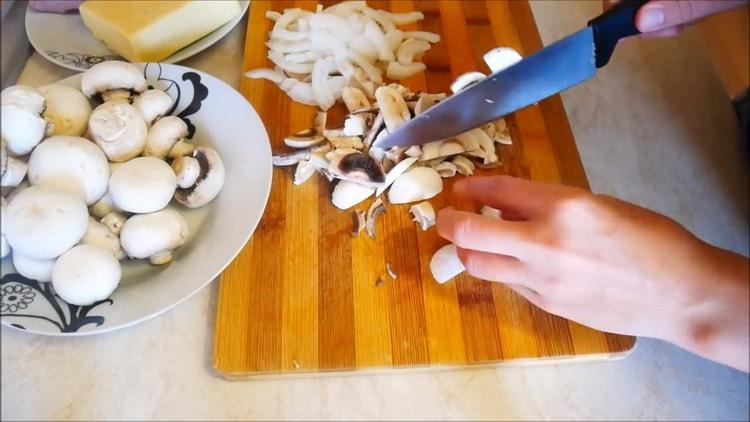 Nakrájejte houby na těsto.