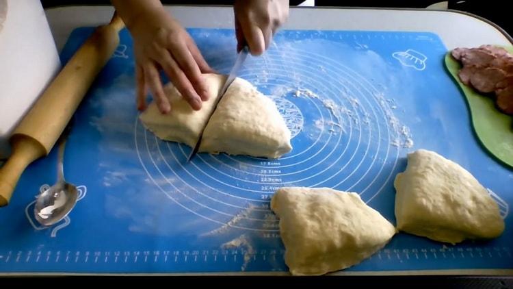 Norėdami kepti picą ant kefyro orkaitėje, supjaustykite tešlą