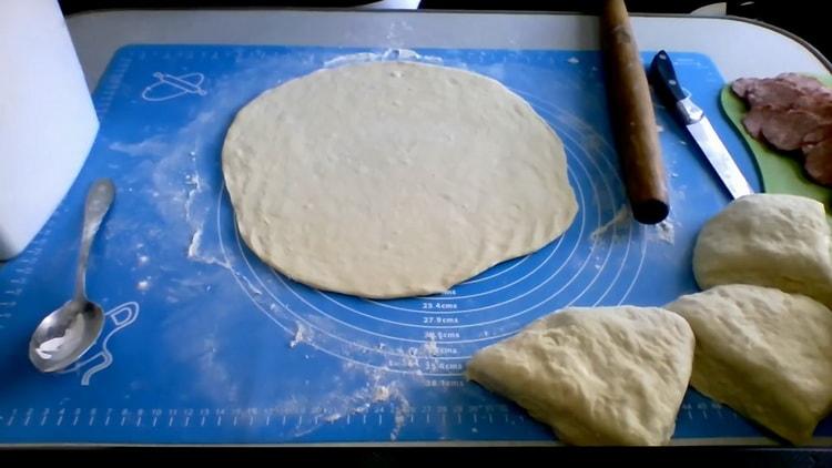 Για να κάνετε πίτσα με κεφίρ στο φούρνο, ξετυλίξτε τη ζύμη