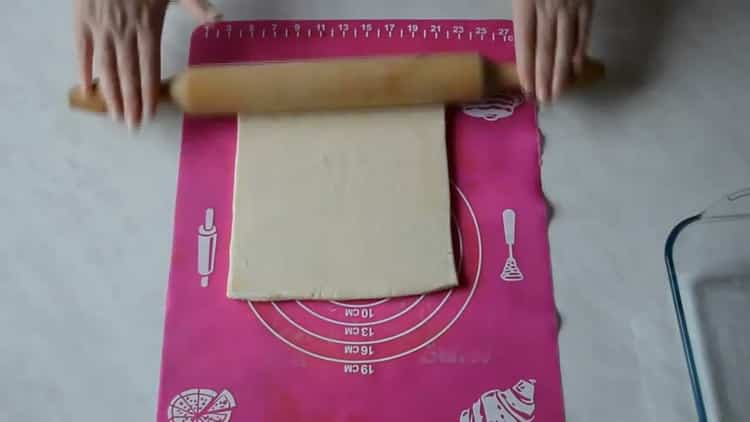 Rotolare la pasta sfoglia per fare la pizza