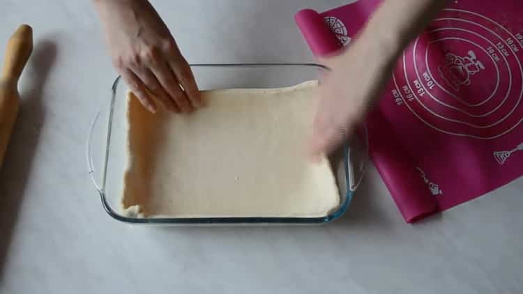 Per preparare la pizza sulla pasta sfoglia, preparare un modulo