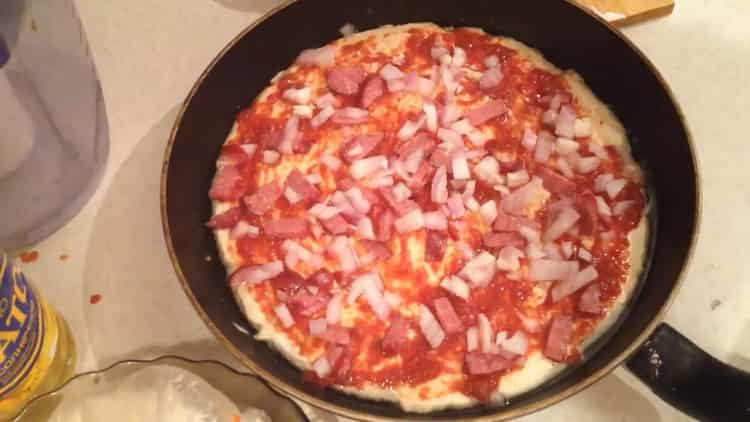 Pizza készítéséhez vágja le a kolbászt