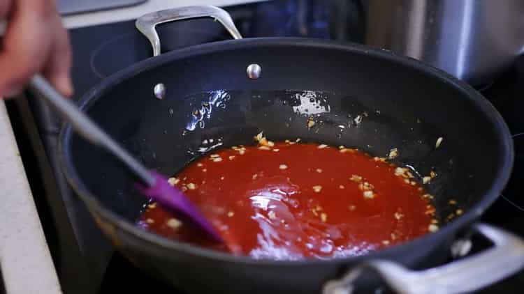 Fügen Sie Tomaten hinzu, um eine Pizza zuzubereiten