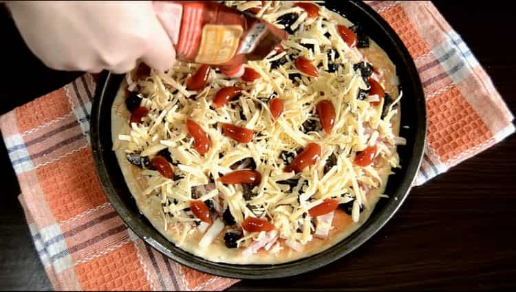 Um eine Pizza mit Speck zuzubereiten, geben Sie die Füllung auf den Teig