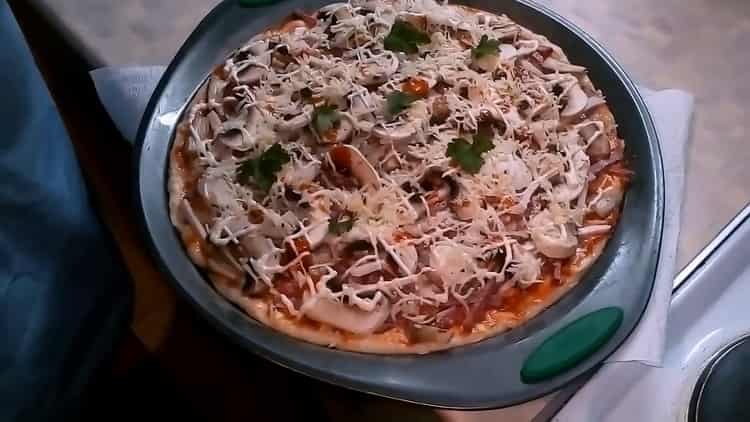Kuumenna uuni, jotta valmistat pizzaa sienten ja juuston kanssa