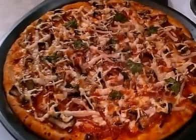 Pizza, sieniä ja juustoa: askel askeleelta resepti valokuvilla